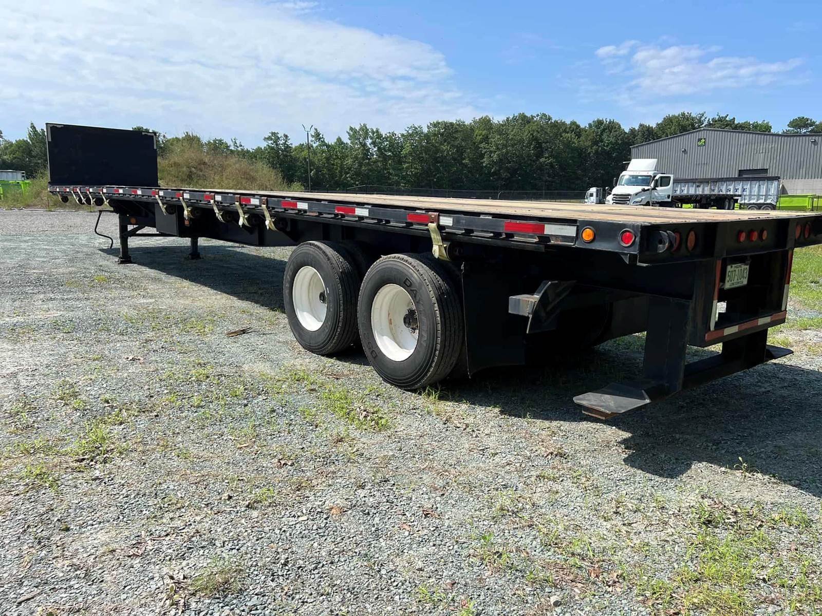 Flatbed-Trailers-Viking-48x102-Moffet-Hauler-49299510.jpg Remorque à plateau Viking 48x102 Moffet Hauler 2014 – Image 1